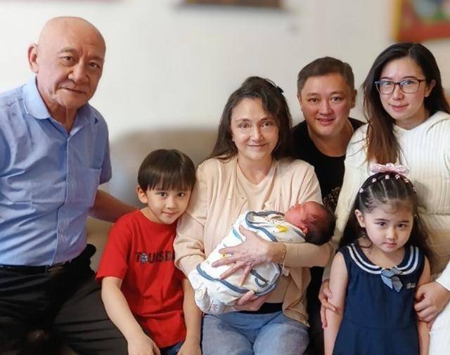 77岁老戏骨李家鼎罕见动怒!不耐烦被问家事,扬言再问要扔麦克风