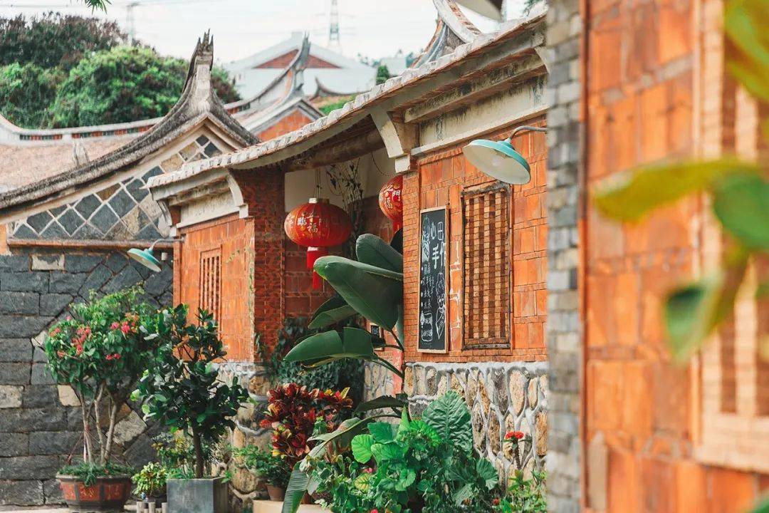 红砖,石窗,燕尾脊的山境古厝客房,由传统闽南院落