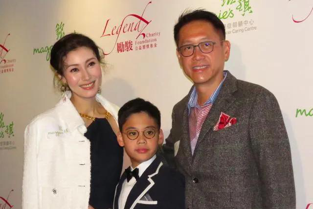 52岁李嘉欣罕晒全家照!