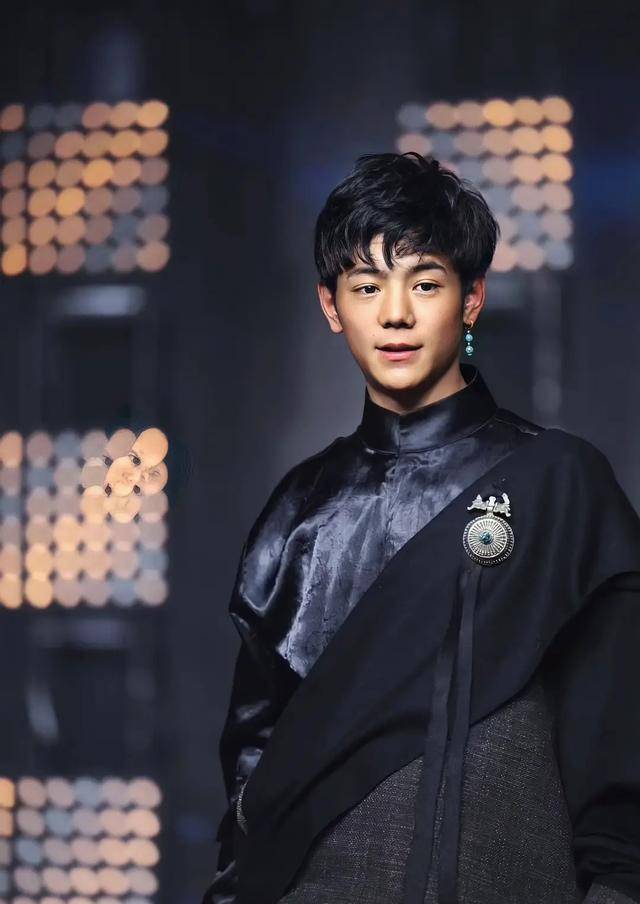 丁真被国企录取,惹大学生愤怒:寒窗苦读12年,反倒