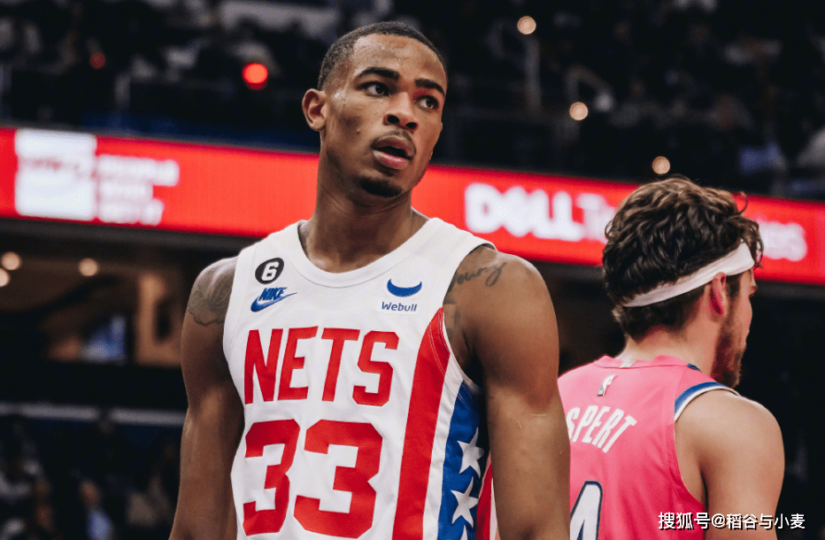 比赛中,篮网的内线大将尼古拉斯-克拉克斯顿(nicolas claxton)在伤愈