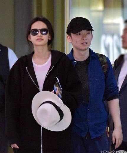 他对孙怡的这个动作像在缉拿犯人_格格_小两口_摸头杀