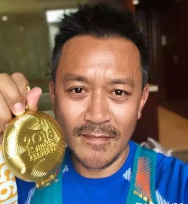 王学兵第三段婚姻终获幸福,与娇妻合影如隔辈,4岁儿子颜值很高_张芊芊