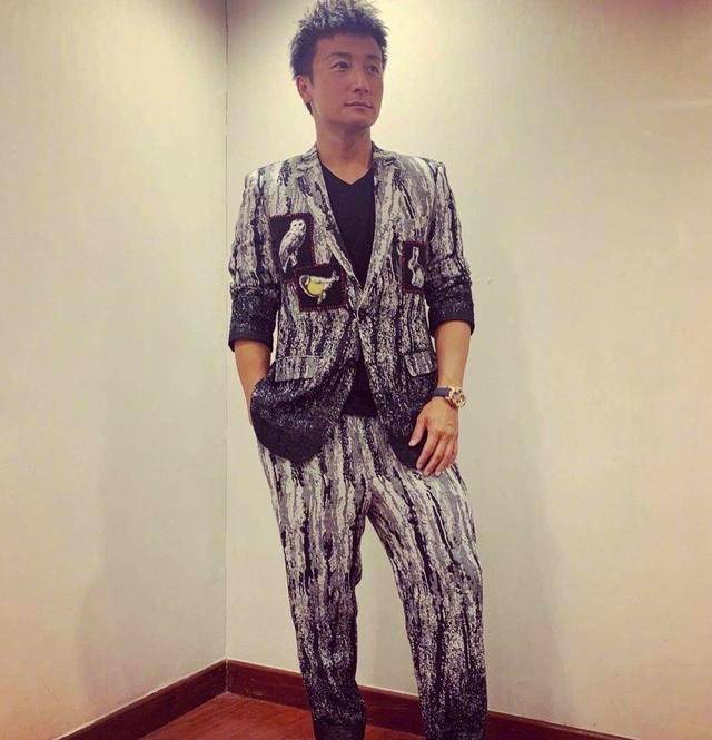 虽然方力申不是浓眉大眼,但是其长相斯文,身材又十分健硕,从而改变了