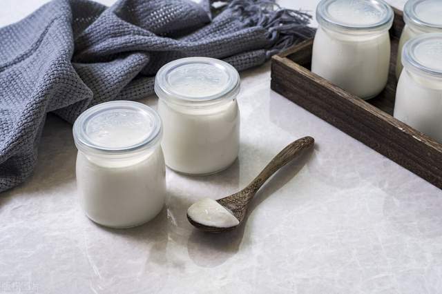 这个味道有点类似于在湿热环境中闷了一段时间的原味酸奶,一般正常