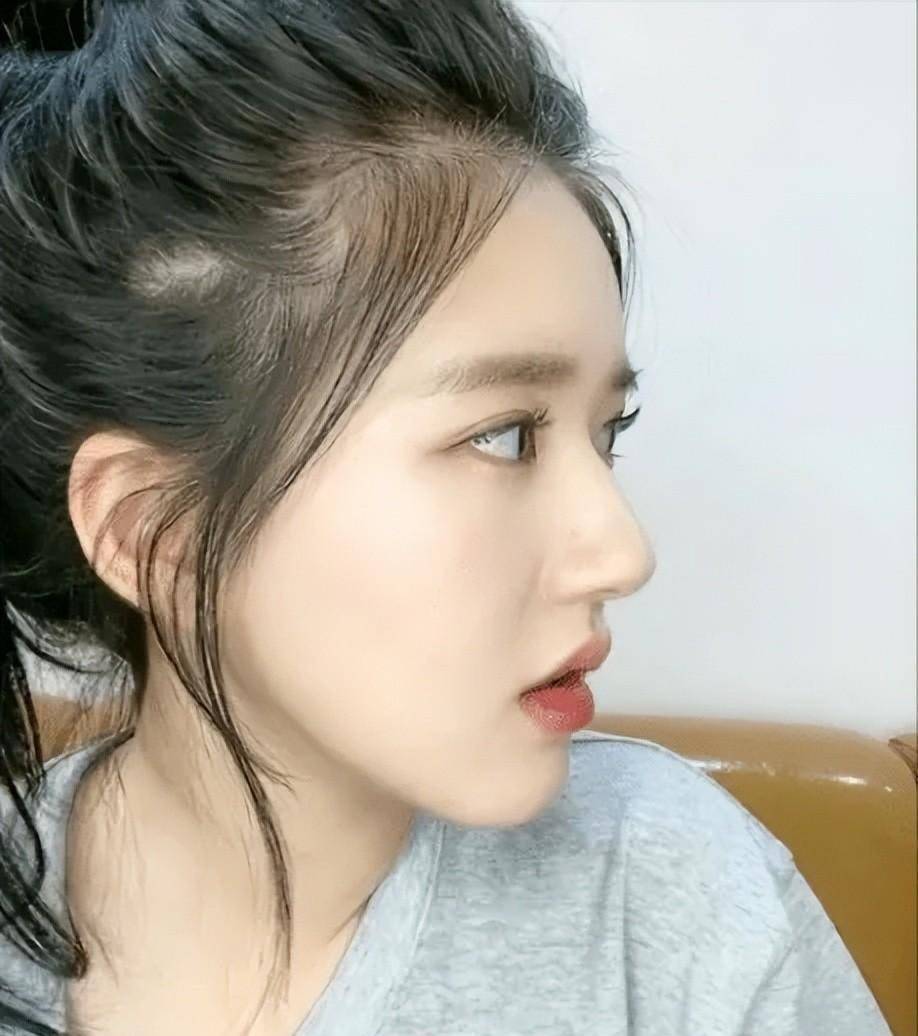 赵露思侧脸张元英的侧颜看起来就更加饱满有肉感,而赵露思确实是脸部