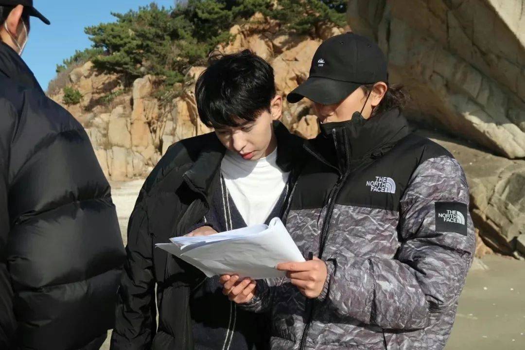 努尔兰在这所被称为"韩国明星的摇篮"的学府,与权志龙,李弘基,孔刘为