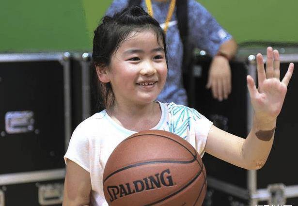 姚明吃早餐被偶遇,身材魁梧比路人壮两倍,12岁女儿身高直逼1米7