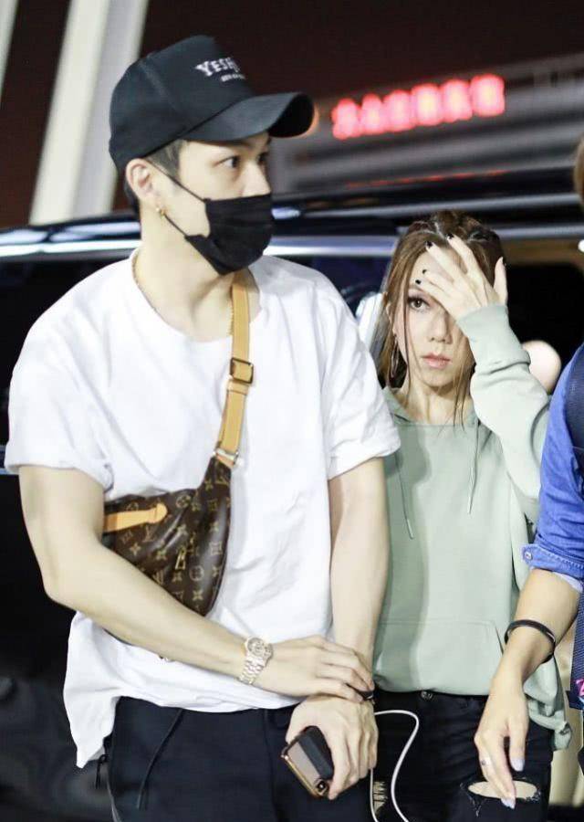 邓紫棋与男友机场现身变小鸟依人,一人独行又霸气侧漏却满脸幸福_mark
