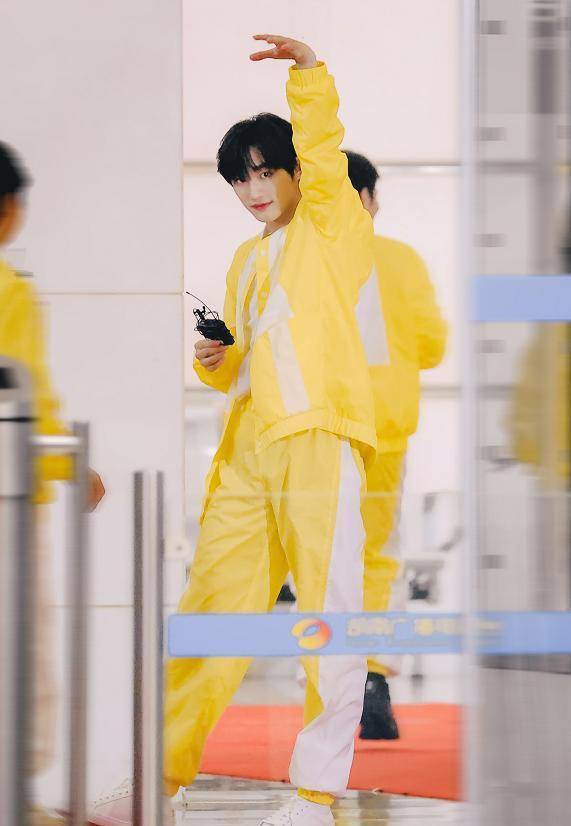 丁程鑫快本路透,得到顶级资源全程美滋滋,这就是二团门面吗_黄色_显得