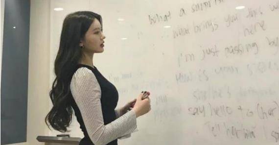 数学老师"地中海"频现,英语老师颜值在线,各个学校都一样吗?