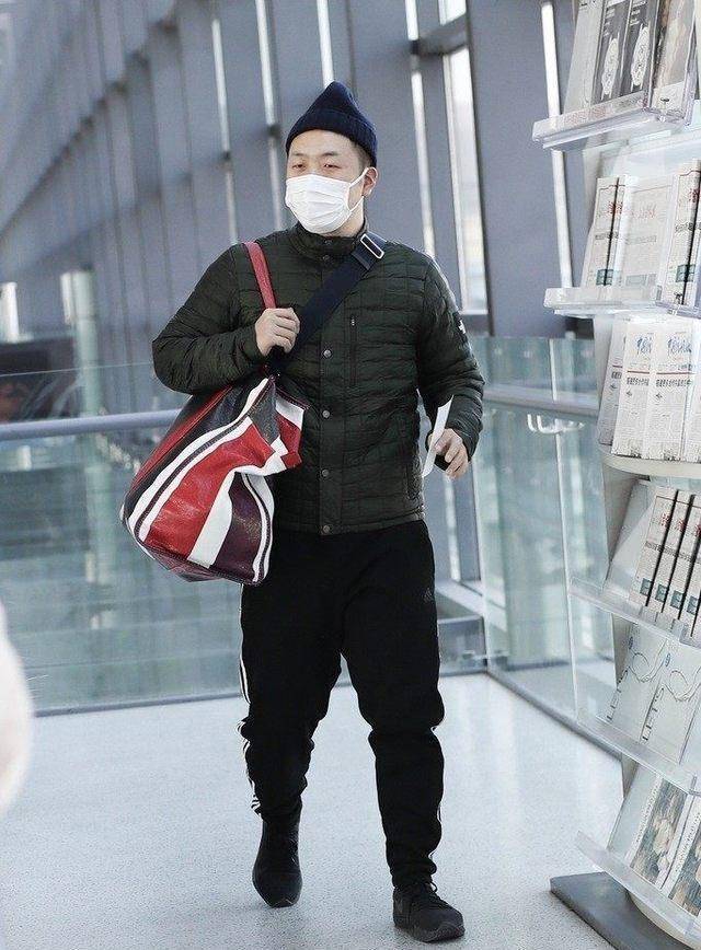 杜海涛"大妈式"造型,总背个编织袋在机场出现,迷之自信