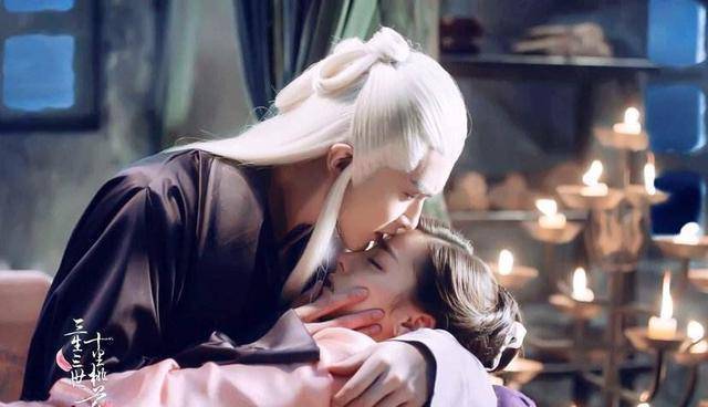 帝君与凤九的爱情从凤尾花开始,夜华与白浅的爱情从金莲开始!