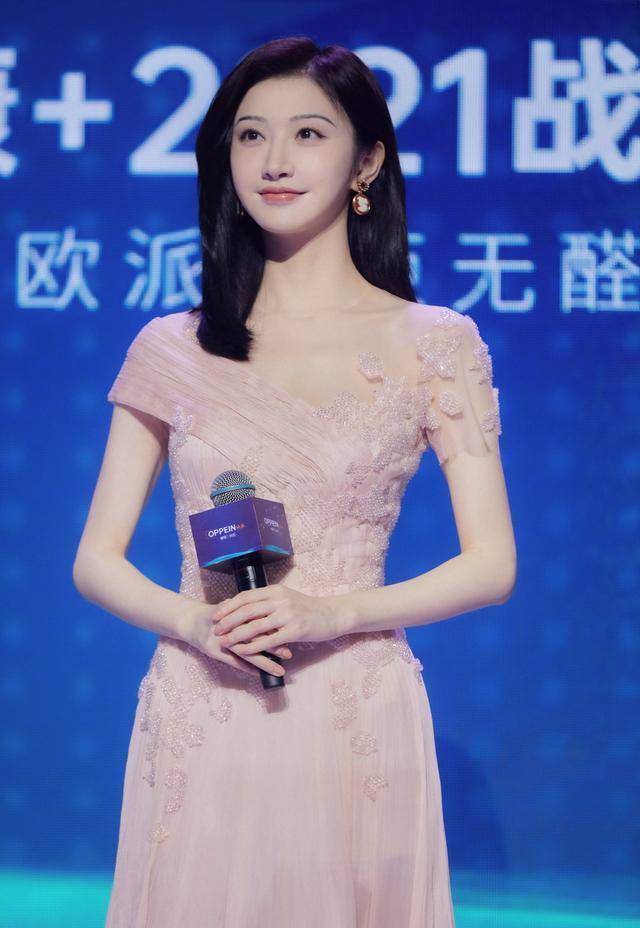 景甜出席线下活动,一袭樱花粉长裙甜美淡雅,仙气十足_女性_设计_剧中