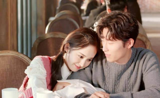 其实何超莲在与窦骁恋情公开之前与别的男艺人也有过几段恋情,只是都