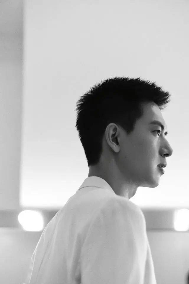 李现头发剪短了,超短发搭配一身白色西装,清爽又帅气!