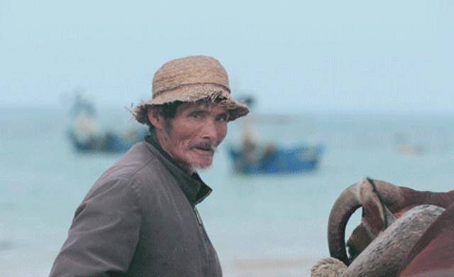 老人名叫陈光权,原本只是一个普通的渔民,常年出海