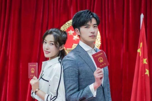 徐开骋在《奈何boss要娶我》中饰演的就是对外人冷酷,却很黏自己老婆