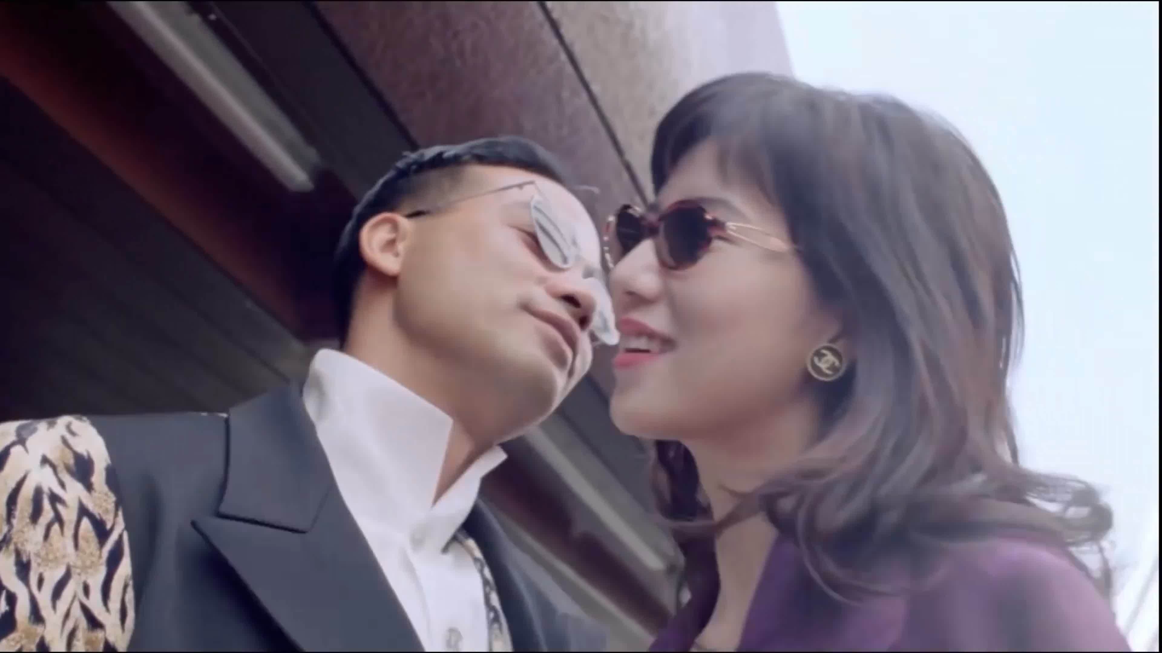 还让华哥戏耍了一番,就在贤哥一筹莫展的时候,二傻因为大肆挥霍一千万