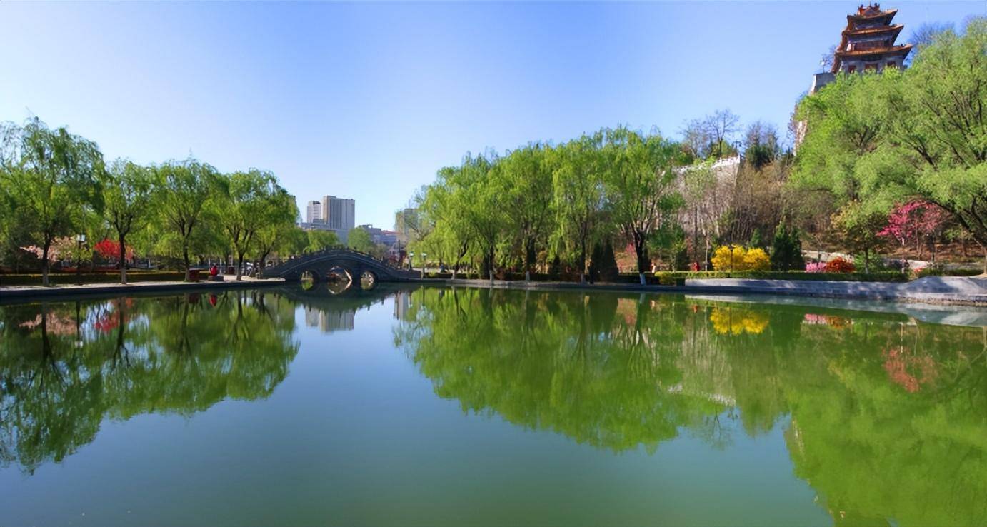 绿,在柳湖公园的湖波里绿,在美丽的乡村田野里白色白,在平凉冬天的雪