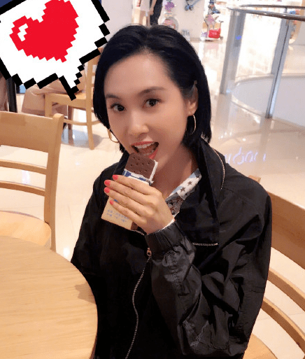 朱茵走机场,打扮不拘谨素颜不伪装,眼角皱纹多却是越看越舒服!