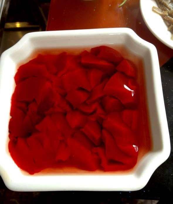 鸡血可以去菜市场或者超市买,对于自家杀鸡的则需要在碗里放入少量的