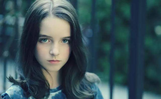 九岁女孩变坏种,其实最该反思的是家长而不是孩子_艾玛_父亲_克洛伊