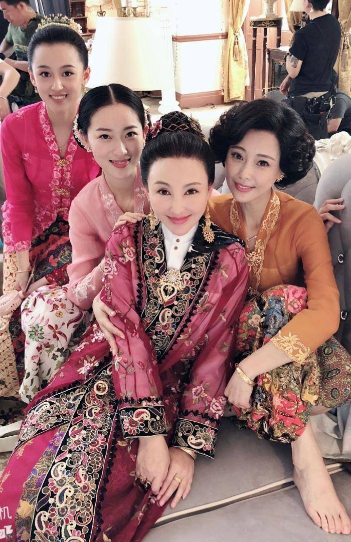 郭靖宇《小娘惹》电视首播,岳丽娜表现抢眼,但港剧配音让人出戏_观众