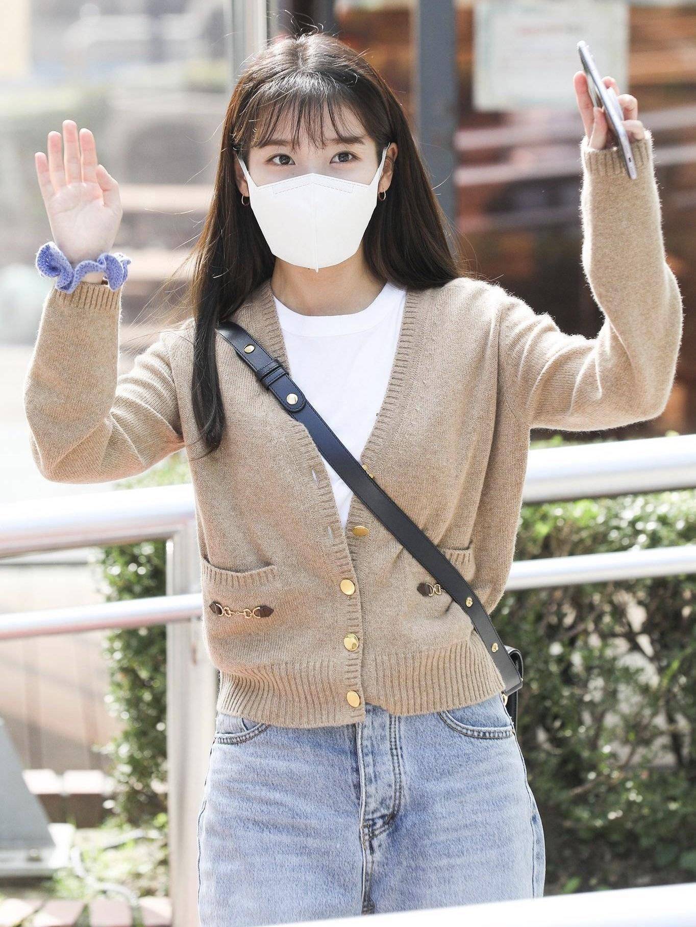 李知恩私服合集,韩风甜妹的气质搭配,教你秋季又美又温柔_毛衣_黑色