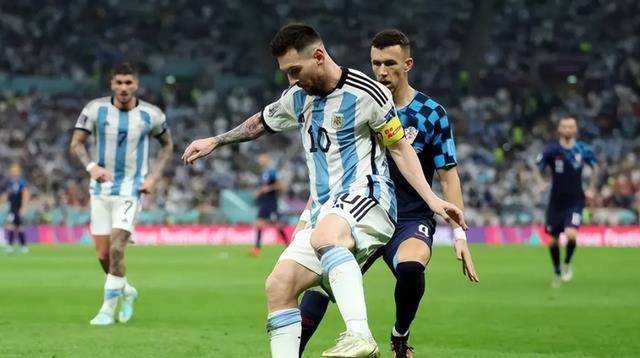 梅西创纪录之夜！传射建功，助阿根廷3-0克罗地亚，时隔8年杀入决赛！