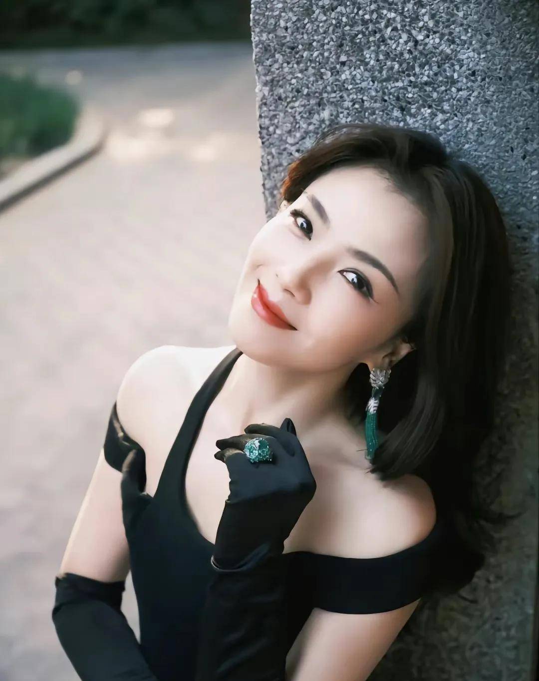 老太太抓住刘涛手,刘涛介绍道:我叫刘涛,我是个演员,平时喜欢年轻帅哥