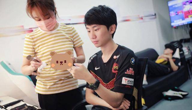 在二楼选出了卡莎打野,doinb随即表示要和swift中野联动,想要选个璐璐