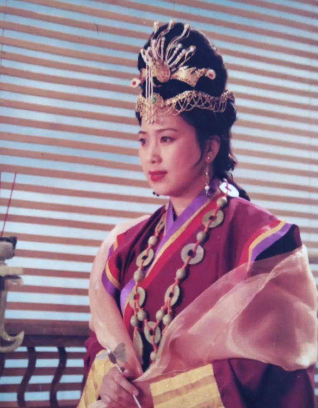 离开舞台,2005年,作为广东省话剧团台柱子的的崔景富,王美虹夫妇退休