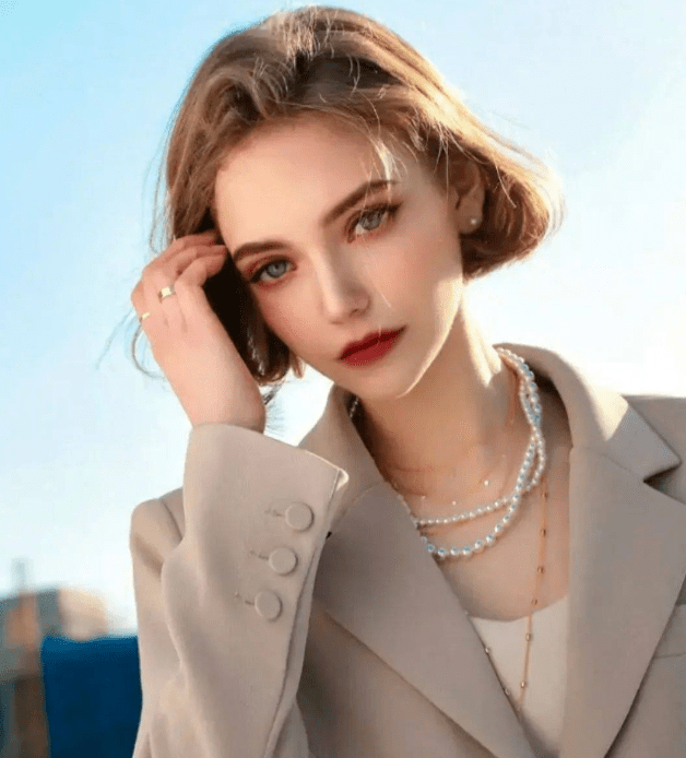 21岁嫩模 凭"精灵美貌"火遍全网!真实颜值曝光后.网友:惊呆!