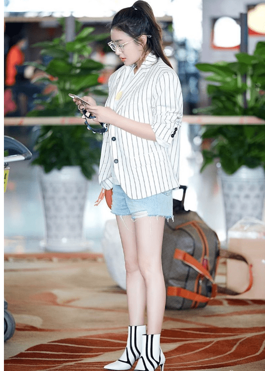 穿"齐臀短裙"秀小鸟腿,这腿型让全网男粉沸腾了_牛仔_的设计_时尚