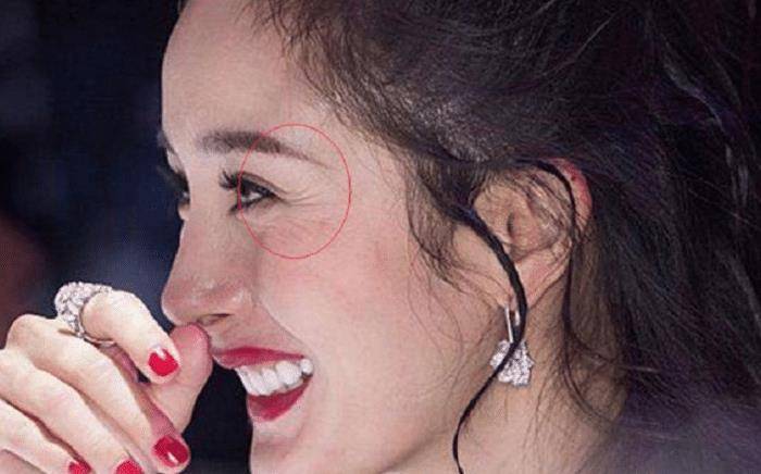 当34岁杨幂离开精修后,眼部鱼尾纹尽显老态,少女人设恐将崩塌!