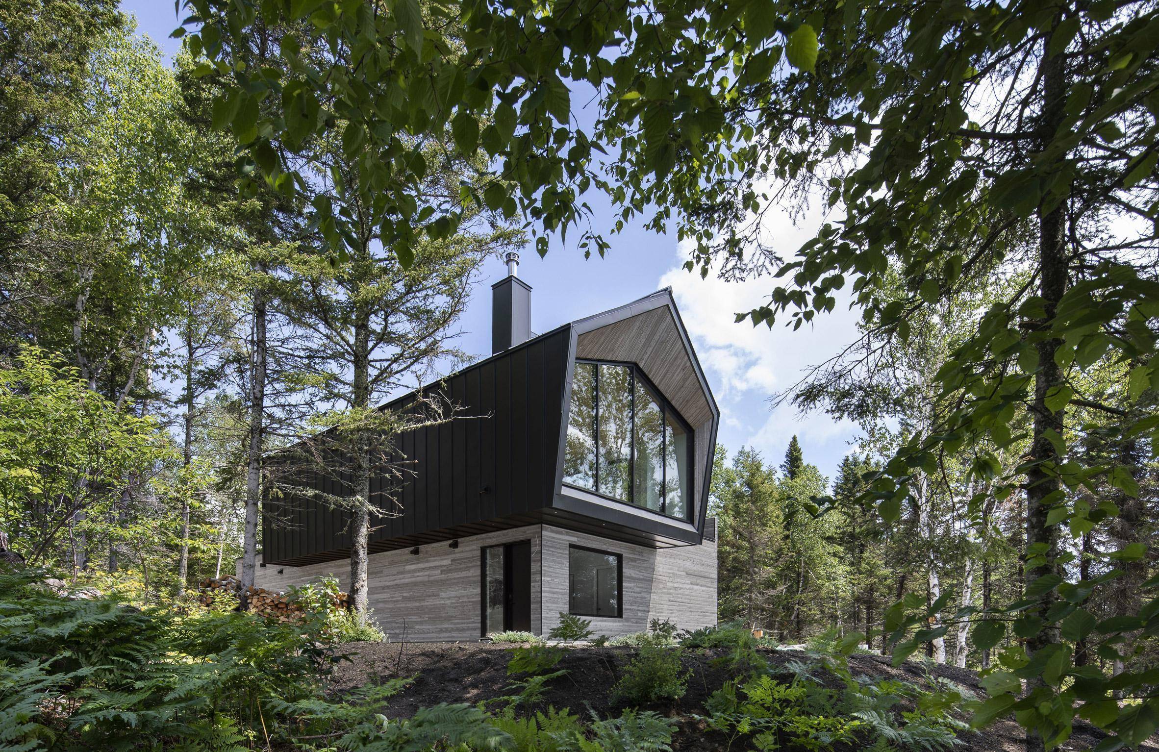 魁北克森林度假小屋,现代简洁,自然宜居,俯瞰山河美景_建筑_客厅_卧室