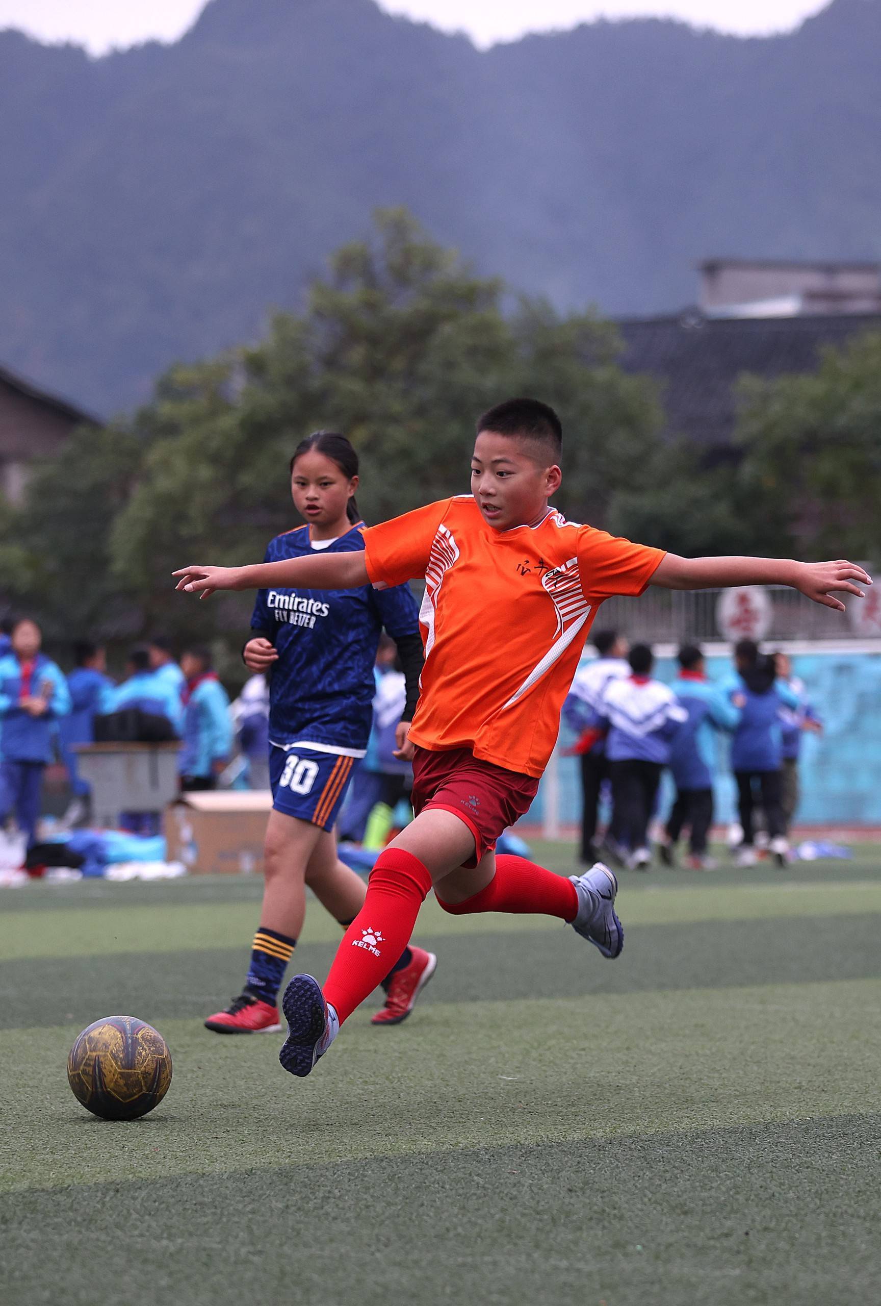 贵州丹寨12岁少年前往世界杯决赛作护旗手_粲璨_足球_新闻