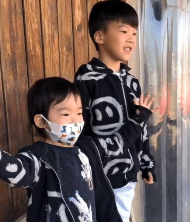 谢楠六一带俩儿子探班吴京,甜称老公"大小孩",哥哥抱着弟弟温馨有爱