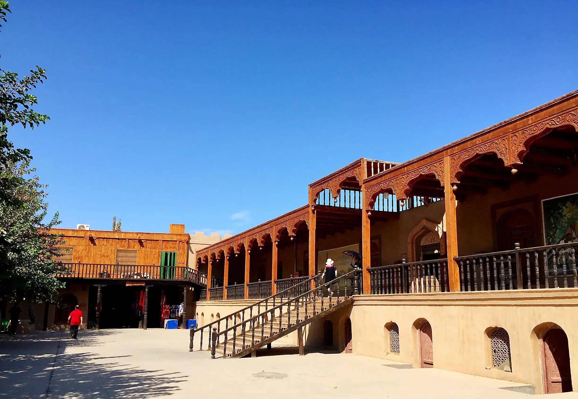 吐鲁番郡王府,伊斯兰式的建筑风格,精美的维吾尔民族工艺雕刻_苏公塔