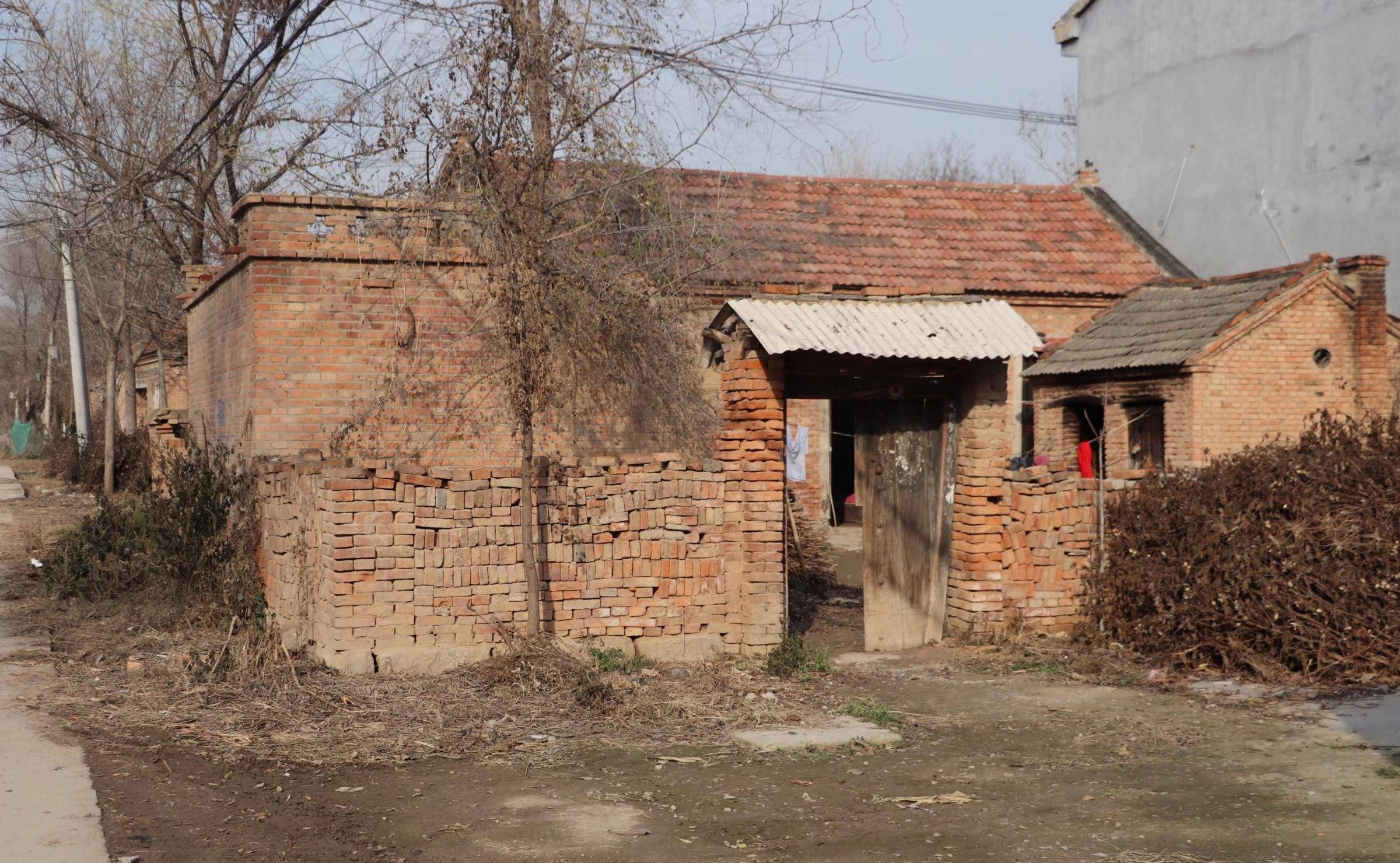 乡村纪实:这个7岁的小女孩穷苦不堪,我却被她的阳光自信打动了