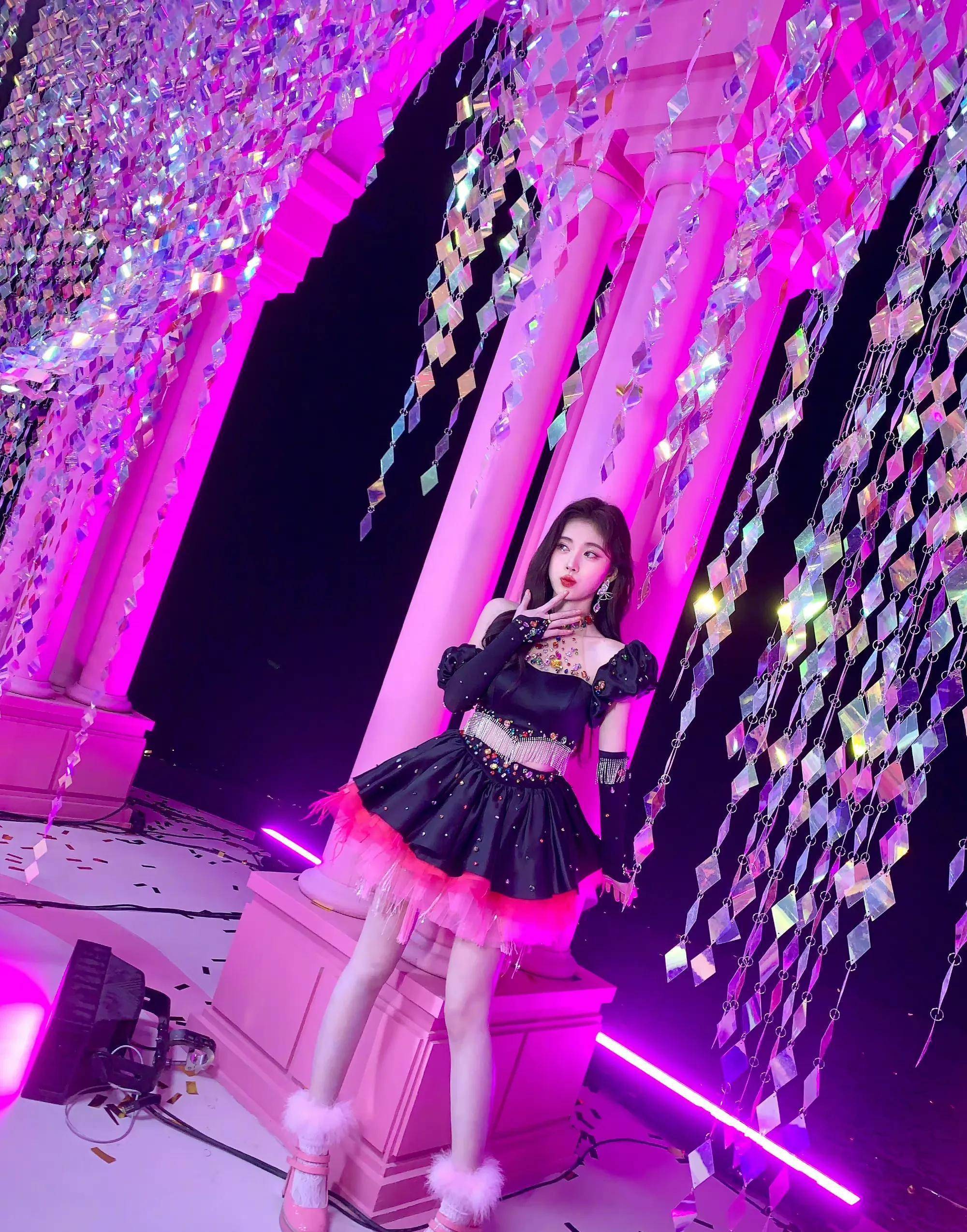 鞠婧祎新歌上线,舞台照流出,穿黑粉露腰小短裙甜美灵动 妩媚撩人_粉红
