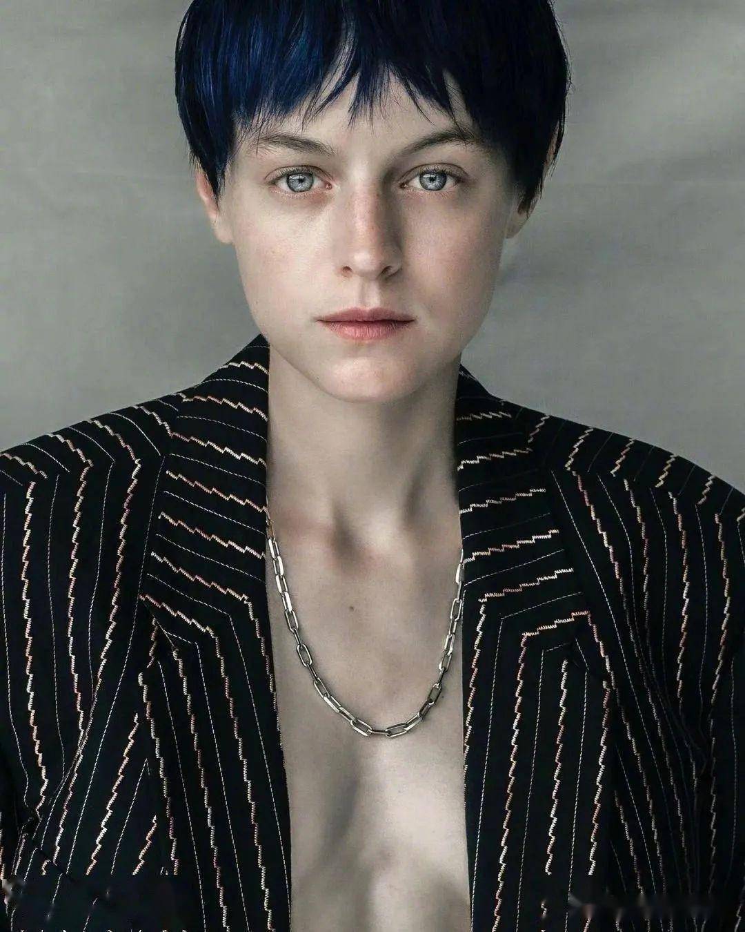 英国女星艾玛·科林全新杂志大片,金发雪肤气质雌雄莫辨_少年_热度