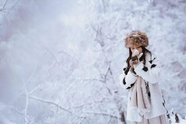 冬天下雪美女图片