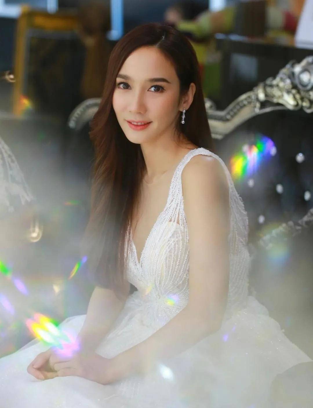 泰国不老女神不是白叫的,法式穿搭优雅又冻龄,好身材哪像41岁_风格