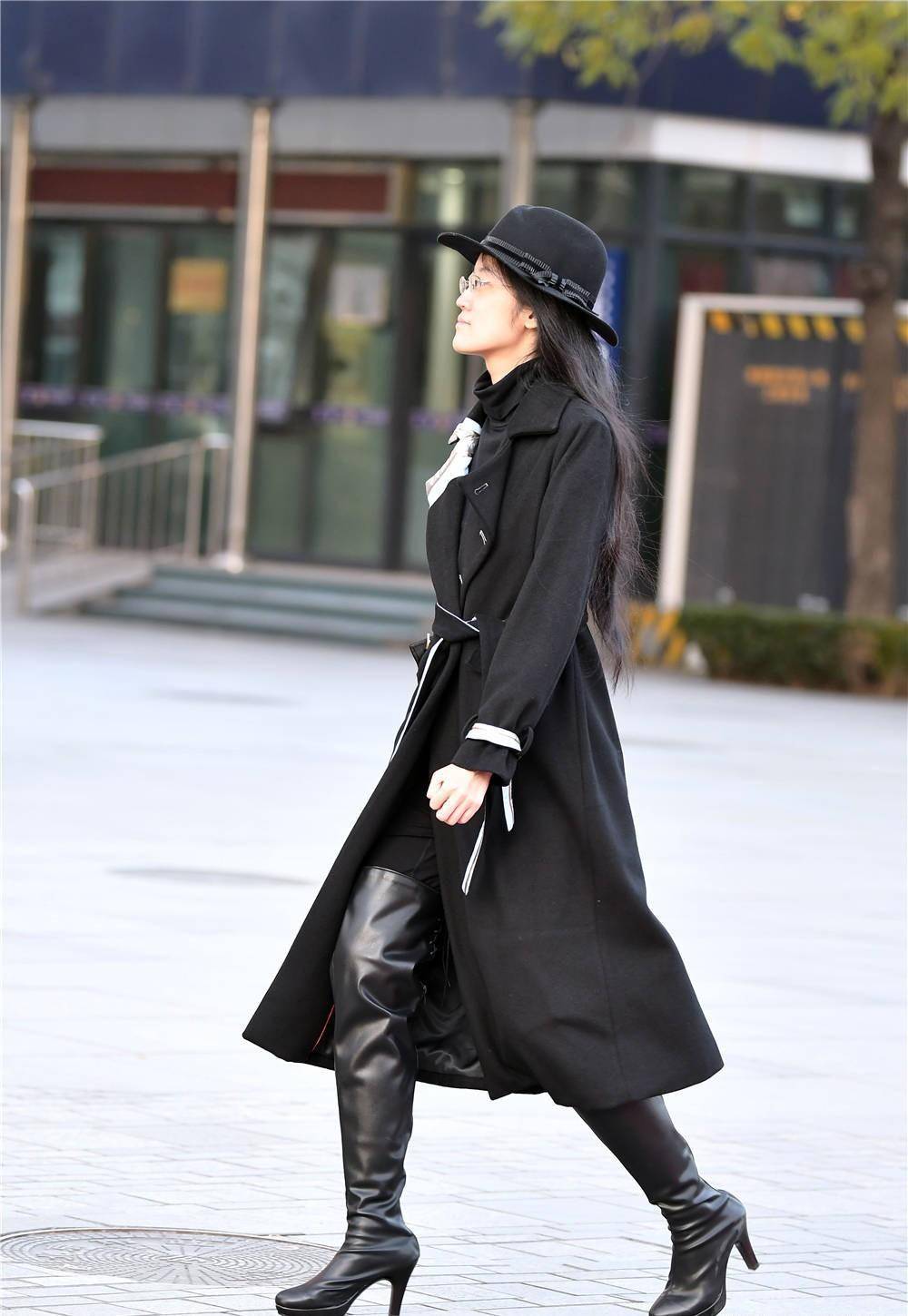 黑色风衣搭配黑色过膝皮靴,高跟款式,春季穿搭也可以很洋气_美女_时尚