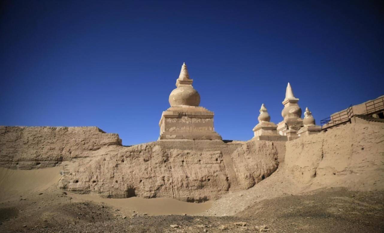 大漠戈壁黄沙漫漫,黑城遗址面壁苍天-金秋探秘纪行_佛塔_文物_边关