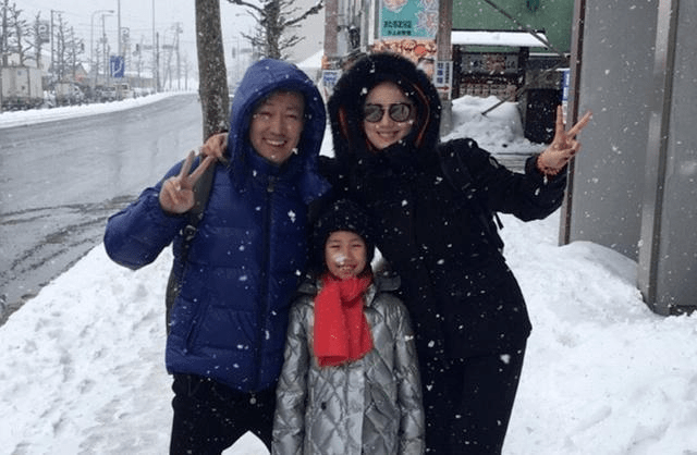 辛柏青一家三口同框!