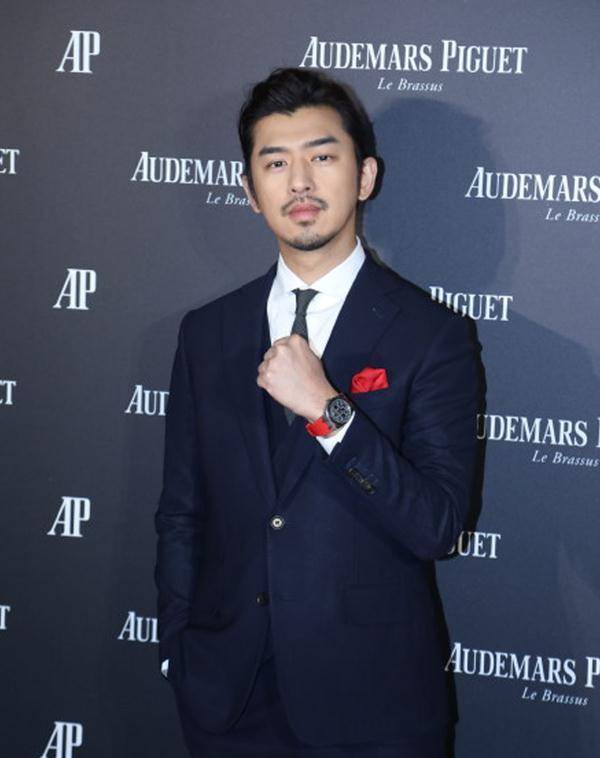 鹿晗陈柏霖同穿西装,颜值均在线,网友:知道鲜肉和硬汉的区别了_感觉