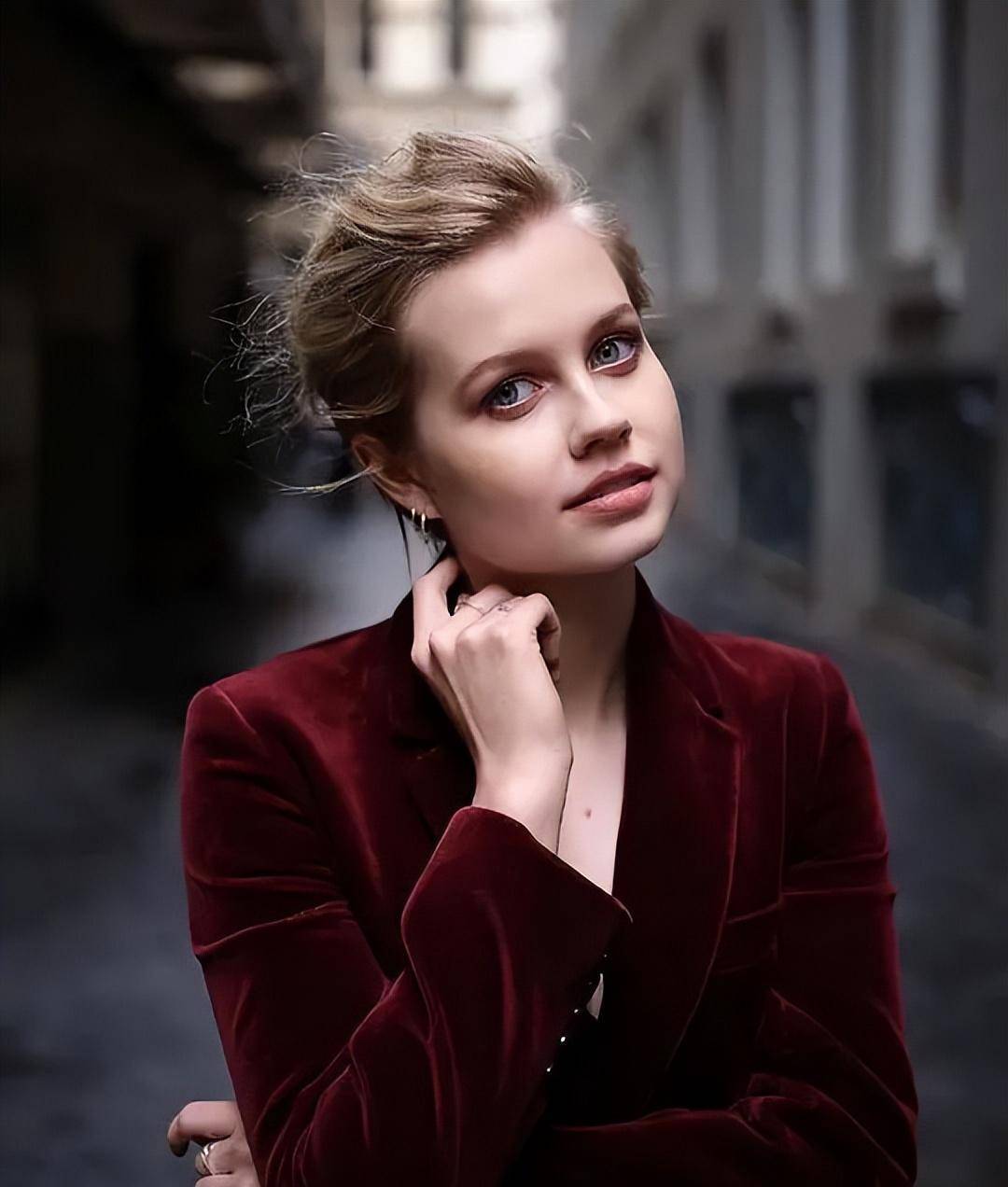 ig分享了下方与女友的私下亲密合照和影片祝艺术家女友kianah生日快乐